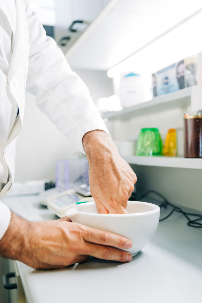 Bild - Person arbeitend im Labor der Apotheke Bild - Person arbeitend im Labor der Apotheke
